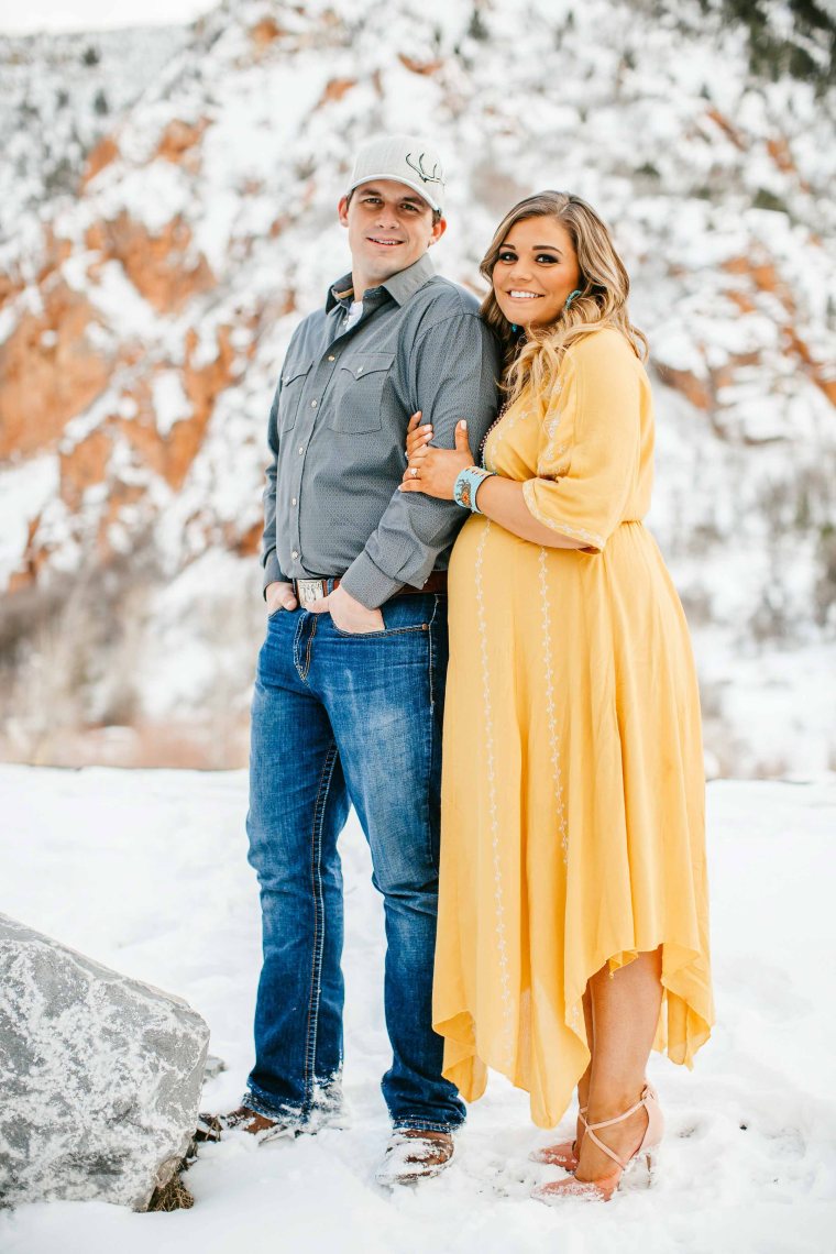 Red Rock Maternity Shoot at Diamond Fork  Canyon Tines 